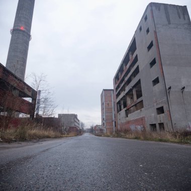 Çok kirlenmiş endüstriyel bir fabrikanın kalıntıları, sanayi serisi.