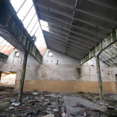 Çok kirlenmiş endüstriyel bir fabrikanın kalıntıları, sanayi serisi.