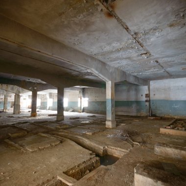 Çok kirlenmiş endüstriyel bir fabrikanın kalıntıları, sanayi serisi.