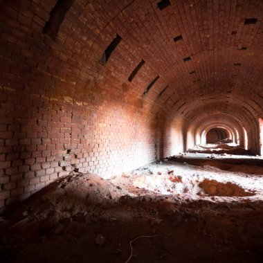 Çok kirlenmiş endüstriyel bir fabrikanın kalıntıları, sanayi serisi.