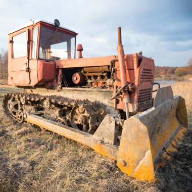 Çok kirlenmiş endüstriyel bir fabrikanın kalıntıları, sanayi serisi.