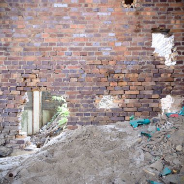 Çok kirlenmiş endüstriyel bir fabrikanın kalıntıları, sanayi serisi.