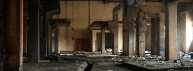 Çok kirlenmiş endüstriyel bir fabrikanın kalıntıları, sanayi serisi.