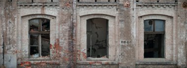 Çok kirlenmiş endüstriyel bir fabrikanın kalıntıları, sanayi serisi.