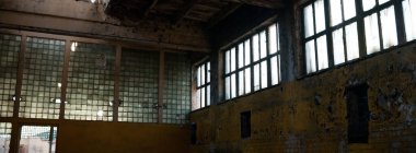 Çok kirlenmiş endüstriyel bir fabrikanın kalıntıları, sanayi serisi.