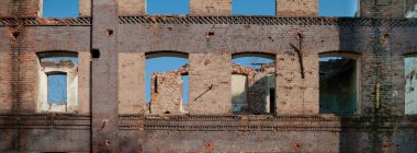 Çok kirlenmiş endüstriyel bir fabrikanın kalıntıları, sanayi serisi.