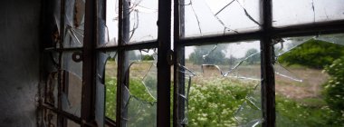 Çok kirlenmiş endüstriyel bir fabrikanın kalıntıları, sanayi serisi.