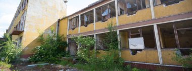 Çok kirlenmiş endüstriyel bir fabrikanın kalıntıları, sanayi serisi.