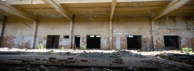 Çok kirlenmiş endüstriyel bir fabrikanın kalıntıları, sanayi serisi.