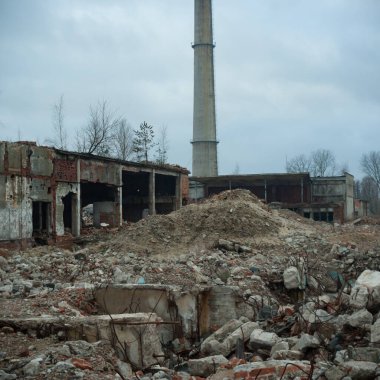 Çok kirlenmiş endüstriyel bir fabrikanın kalıntıları, sanayi serisi.