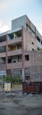 Çok kirlenmiş endüstriyel bir fabrikanın kalıntıları, sanayi serisi.