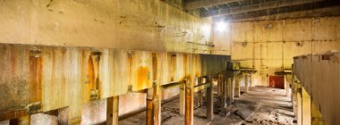 Çok kirlenmiş endüstriyel bir fabrikanın kalıntıları, sanayi serisi.