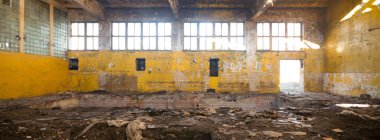 Çok kirlenmiş endüstriyel bir fabrikanın kalıntıları, sanayi serisi.