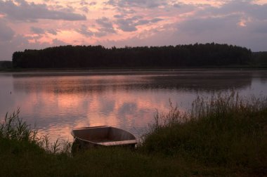Mavi göl bulutlu gökyüzü, doğa serisi