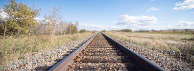 Güneşli bir günde demiryolu manzarası