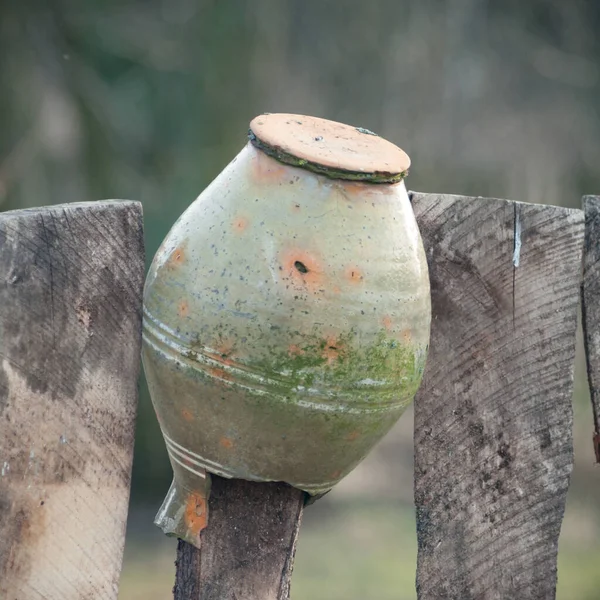 Oude Houten Grenspalen Met Nagels Zonnige Dag — Stockfoto