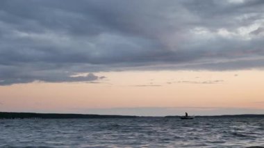 Akşamları manzara çok güzel. Gölde gün batımı.