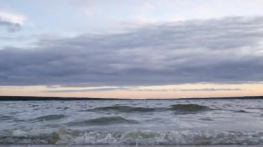 Sahilde güzel deniz dalgaları