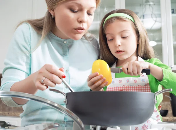 Learning to cook — Stock Photo, Image