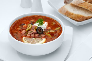 Güzel lezzetli kırmızı Rus çorbası bakış beyaz arka kapatın