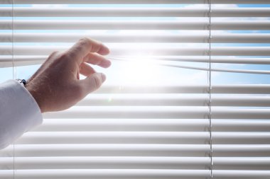 Adamın kafa Yayilim güneşlikler ve güneşli arka plan görünümünü kapat