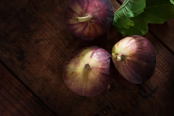 Vue rapprochée des figues fraîches sur le dos de la couleur — Photo