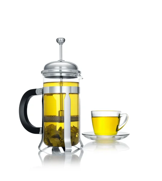 Κοντινό πλάνο προβολής του γαλλικού τύπου και ένα φλιτζάνι πράσινο τσάι σε άσπρο φόντο — Φωτογραφία Αρχείου
