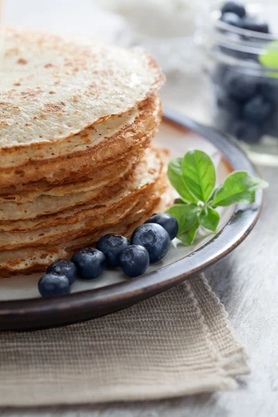 Berry ile güzel lezzetli krepler görünümü tablo kadar kapatın — Stok fotoğraf