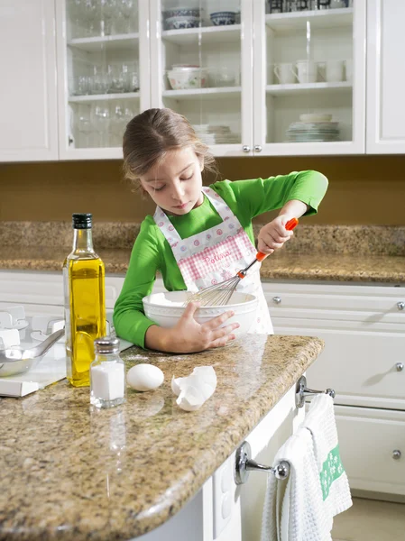 Вид на молоду красиву дівчину, що готує на кухні . — стокове фото