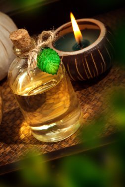 arka plan rengi üzerinde mum ve petrol şişe görünümü kadar kapatın