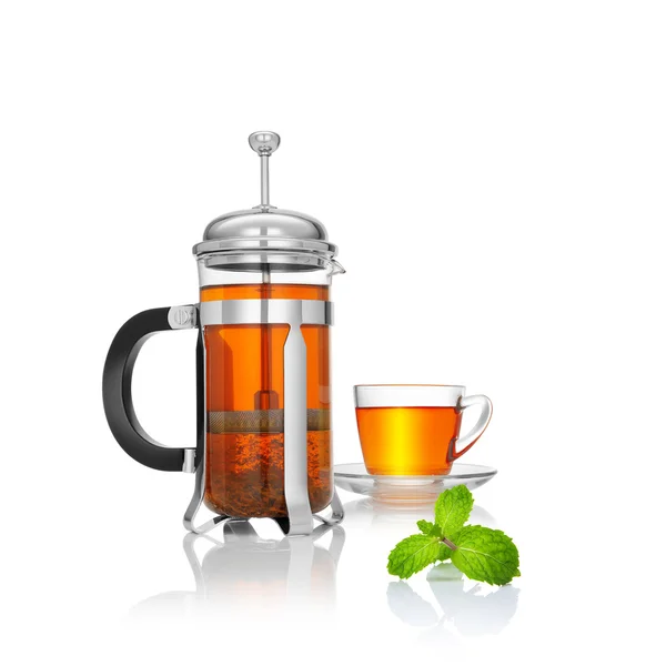 Κοντινό πλάνο προβολής του γαλλικού τύπου και ένα φλιτζάνι πράσινο τσάι σε άσπρο φόντο — Φωτογραφία Αρχείου