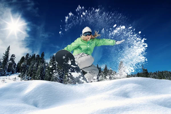 Vista de uma menina snowboard no ambiente de inverno — Fotografia de Stock