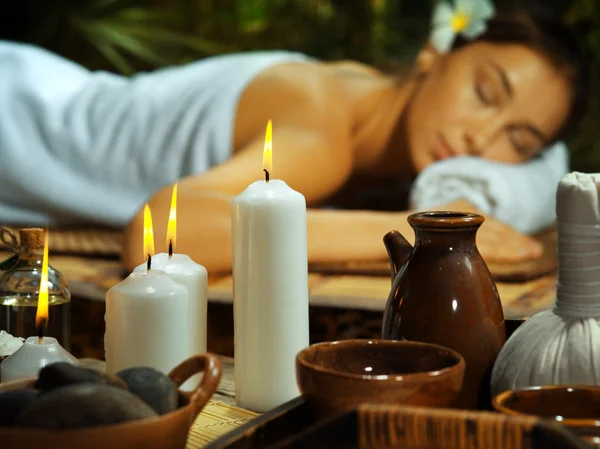 Portrait de jeune belle femme relaxante dans un environnement spa. concentré sur la bougie . — Photo