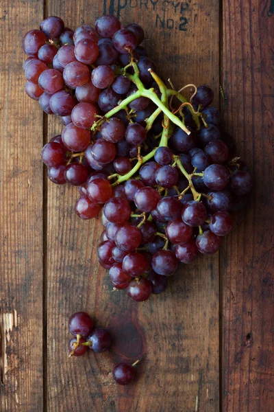 Vista de cerca de la uva fresca en la parte posterior del color —  Fotos de Stock