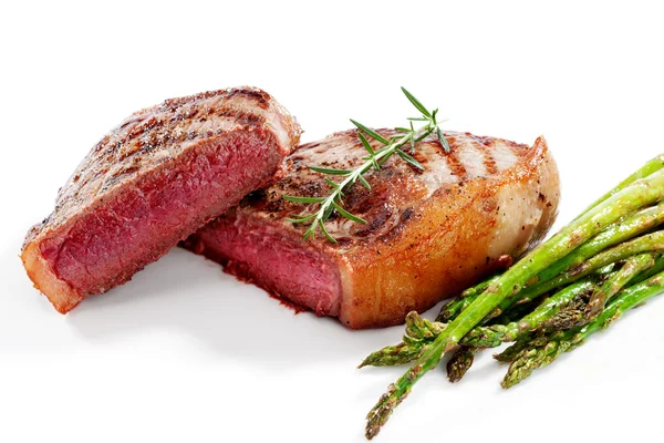 Close-up van lekkere lekker vers steak op witte achterzijde — Stockfoto