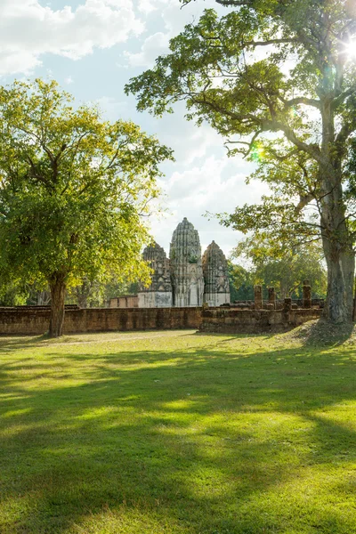 Belle vue de wat antique dans le parc historique d'Ayutthaya, Thaïlande — Photo