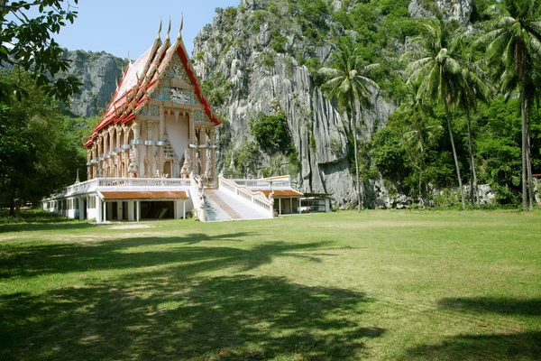 Panorama view of nice ethnic Buddhist Thai temple with mountains on the back — Stock Photo, Image