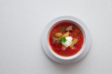 Güzel lezzetli kırmızı Rus çorbası bakış beyaz arka kapatın