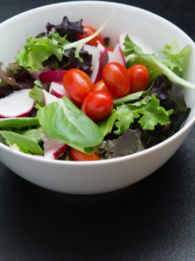 güzel sebze salatası görünümü siyah arka kadar kapatın