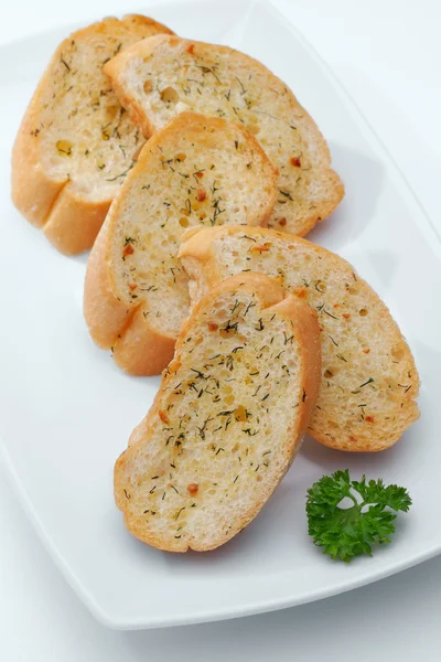 Primer plano vista de un poco de pan de ajo en rodajas en whit back —  Fotos de Stock