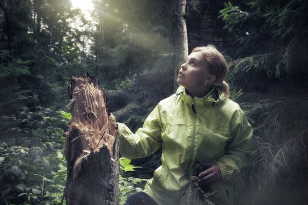Портрет милой молодой девушки, болтающейся в лесу — стоковое фото