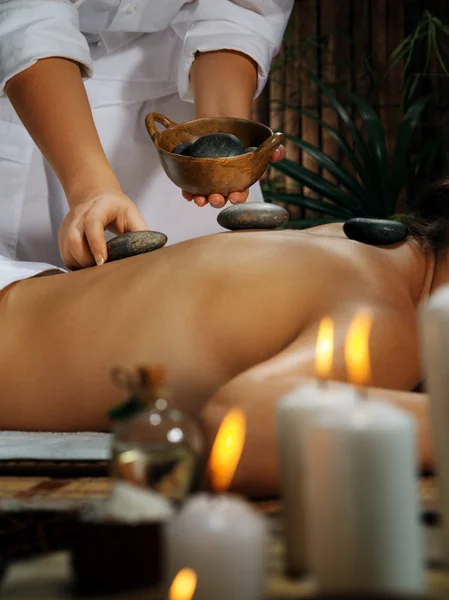 Portrait de jeune belle femme dans un environnement spa — Photo