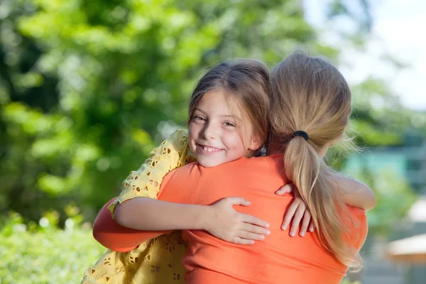 Porträtt av glad mamma med dotter har bra tid i sommar miljö — Stockfoto