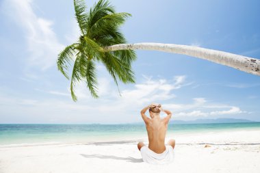 genç güzel kadın tropikal plaj ortamında görünümünü