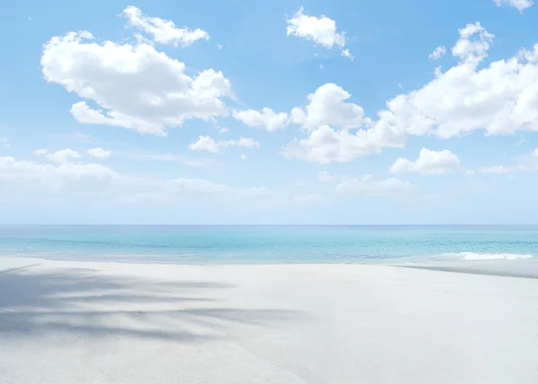 Blick auf schönen tropischen Strand mit blauem Himmel oben — Stockfoto