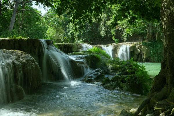 Vue panoramique sur une belle cascade et un étang dans un environnement tropical vert — Photo