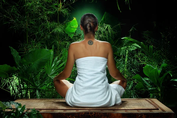 Vista de una joven agradable meditando en un ambiente de spa — Foto de Stock