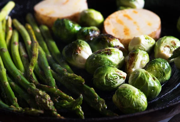 Vue rapprochée de beaux légumes frais est en cours de friture — Photo