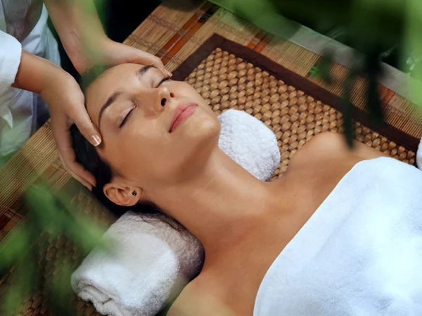 Retrato de jovem mulher bonita em ambiente de spa — Fotografia de Stock