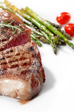 güzel lezzetli taze biftek bakış beyaz arka kapatın